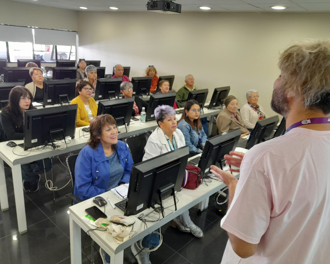UTalca y Municipalidad de San Joaquín capacitan en competencias digitales a adultos mayores