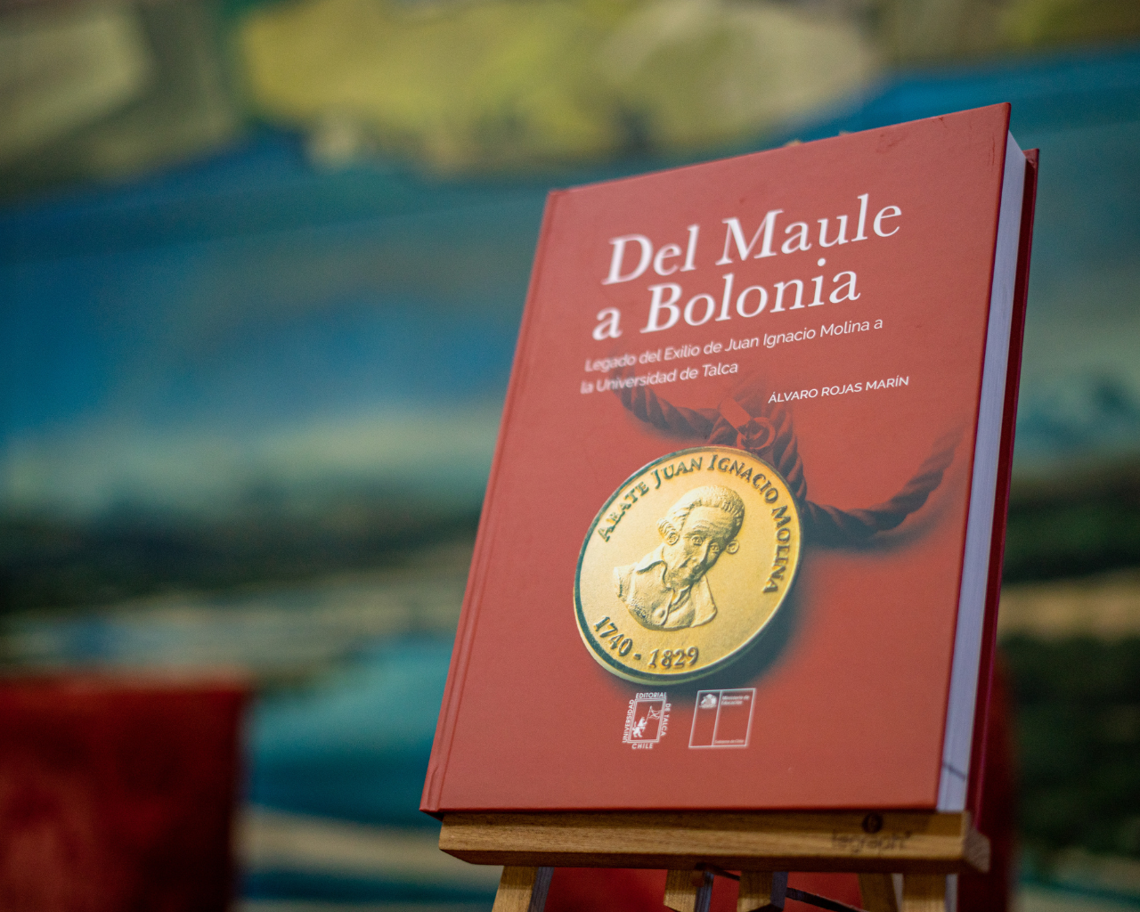 Presentan libro que rescata la historia  de la Medalla al Mérito Juan Ignacio Molina