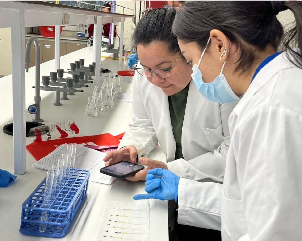 Escolares adquieren conocimientos de Química en la UTalca 