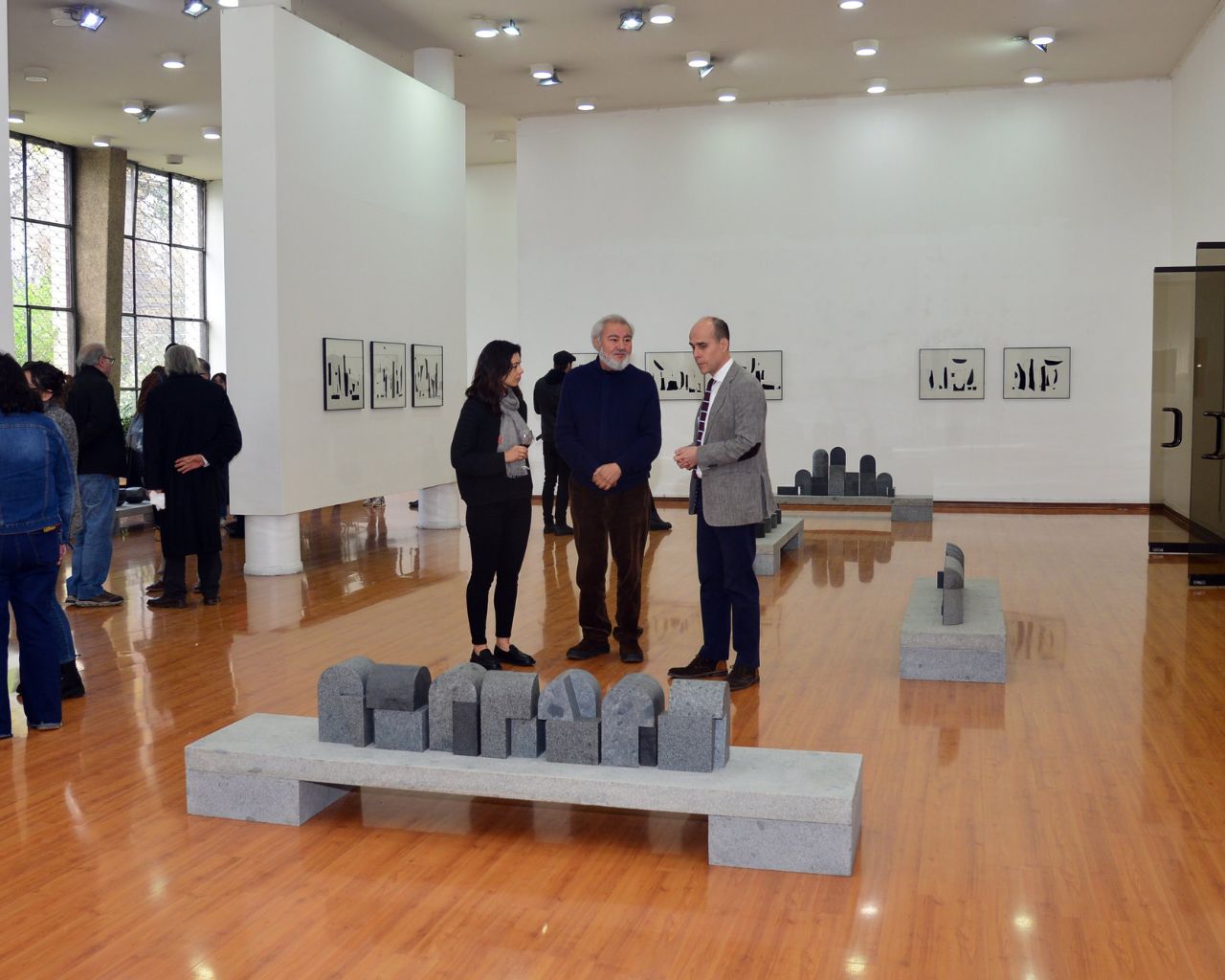 Escultor José Vicente Gajardo y artista Petra Gajardo exponen en Centro de Extensión Talca