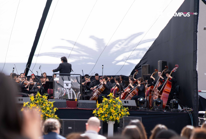 UTalca realiza emotivo concierto sinfónico en la Plaza de Armas de Talca