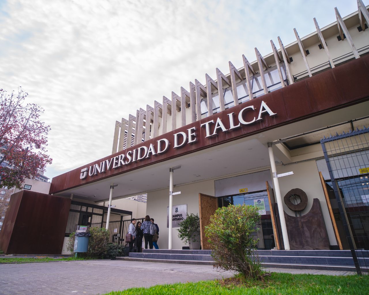 Carreras que imparte la Institución en Santiago entre las mejores del país