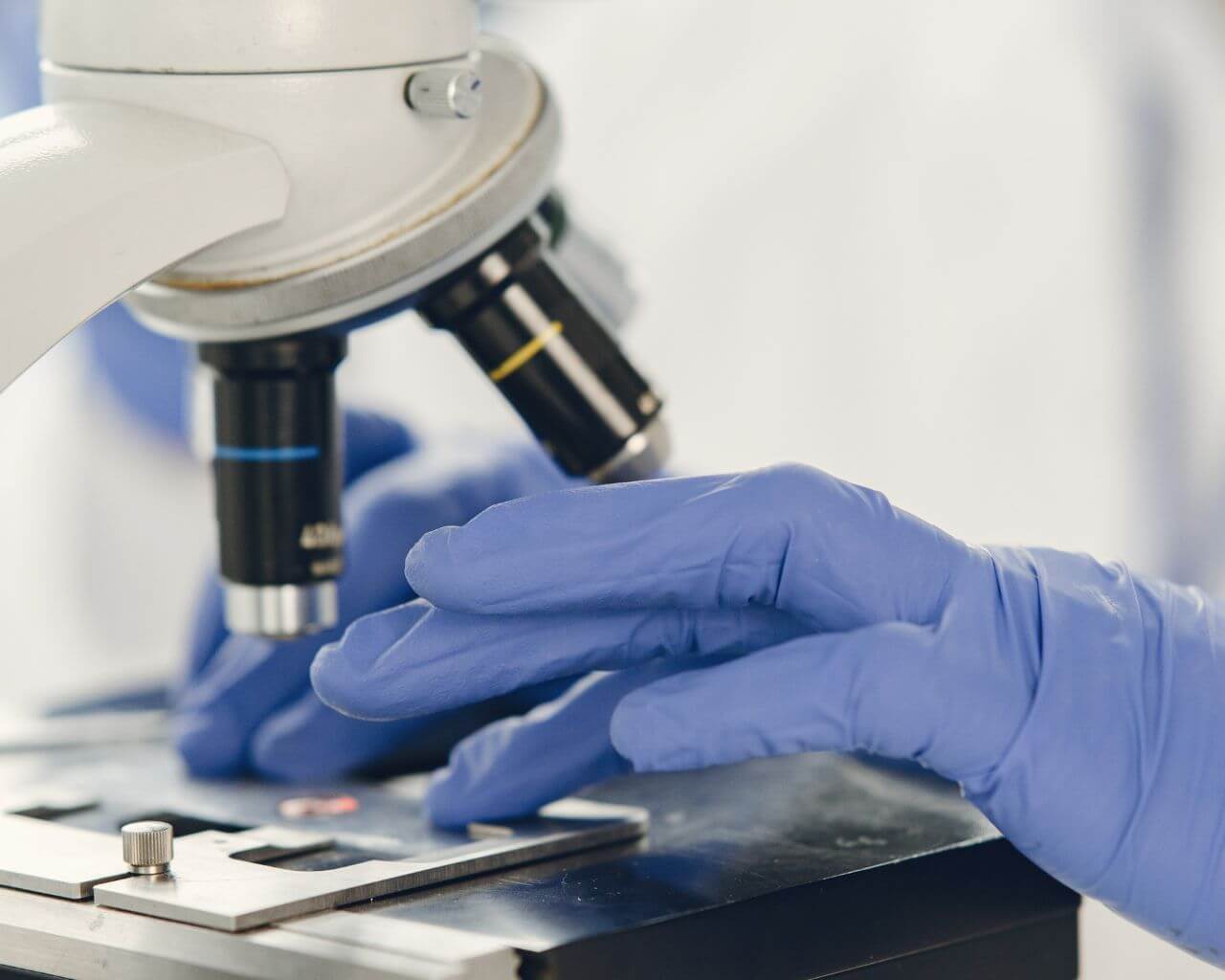 Explican resistencia a los antimicrobianos y riesgos para la salud pública