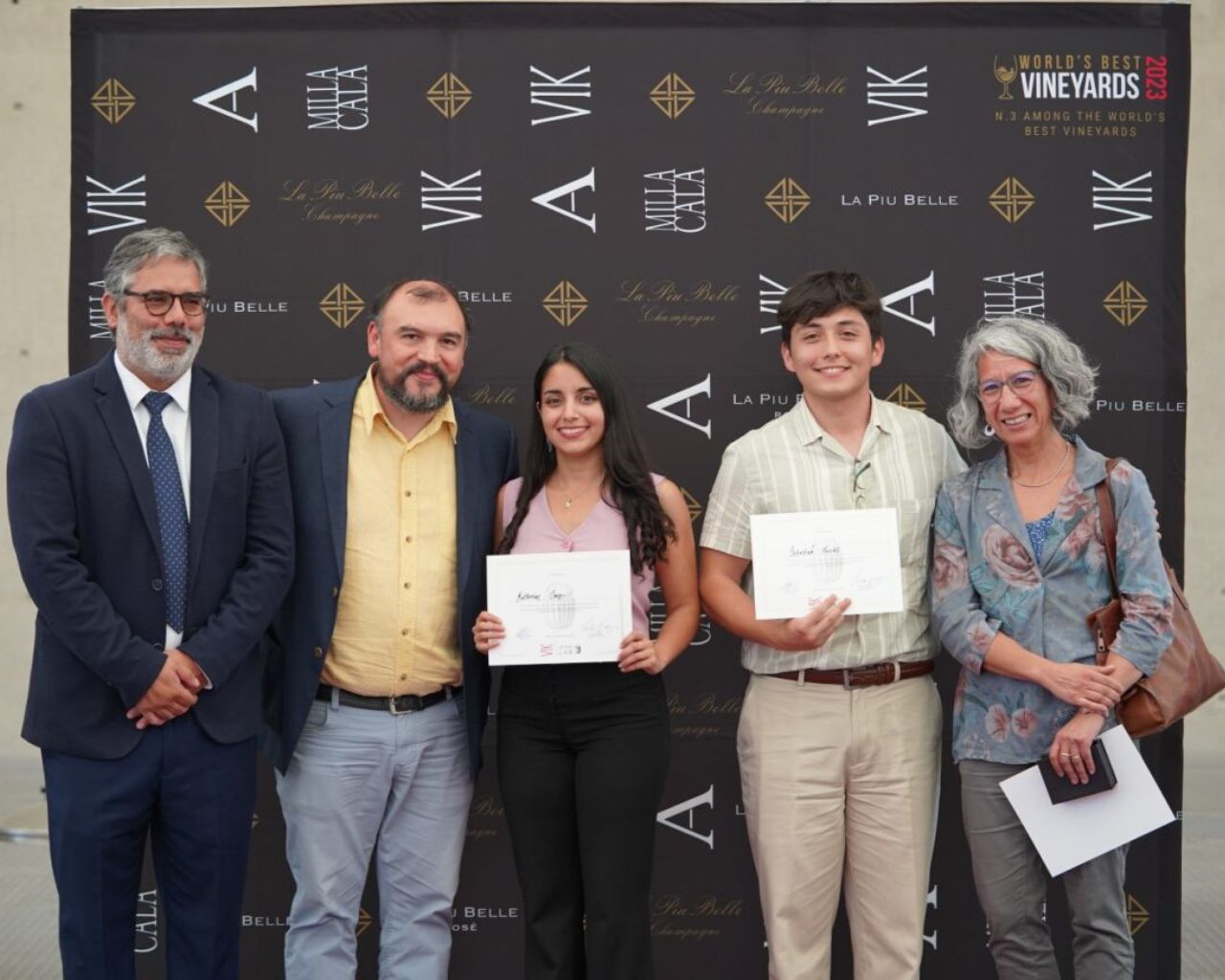 Estudiantes ganan concurso nacional de creación de vinos