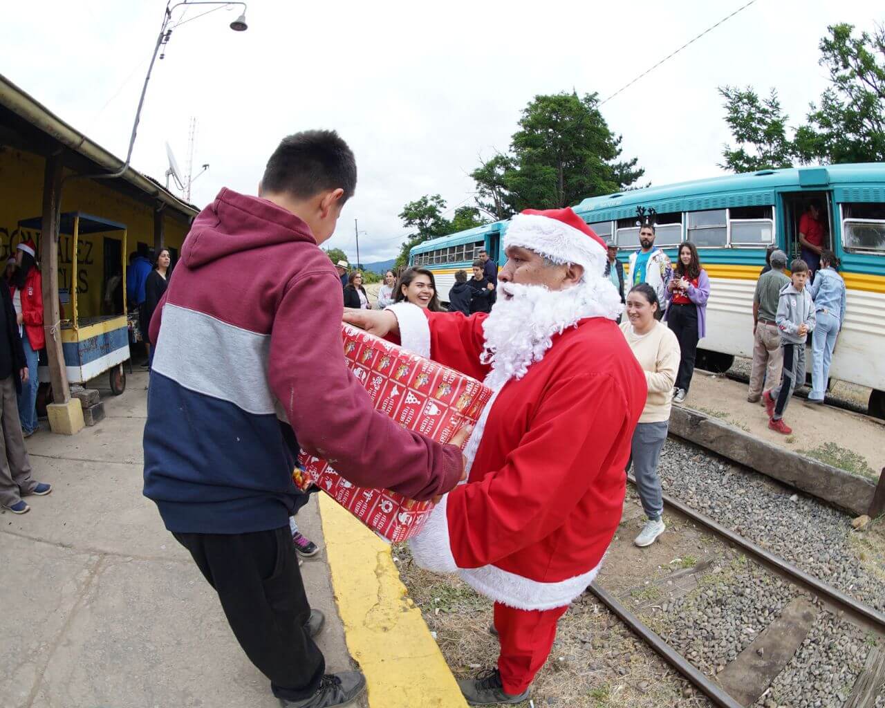 Tren de Navidad llevó alegría y esperanza a familias del ramal