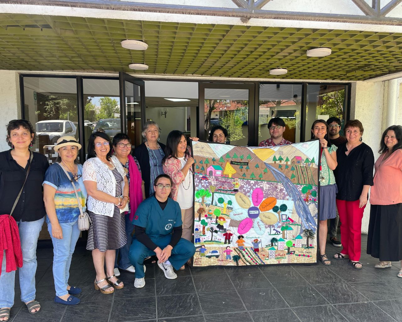 Dirigentas sociales y estudiantes bordaron obra alusiva a salud comunitaria