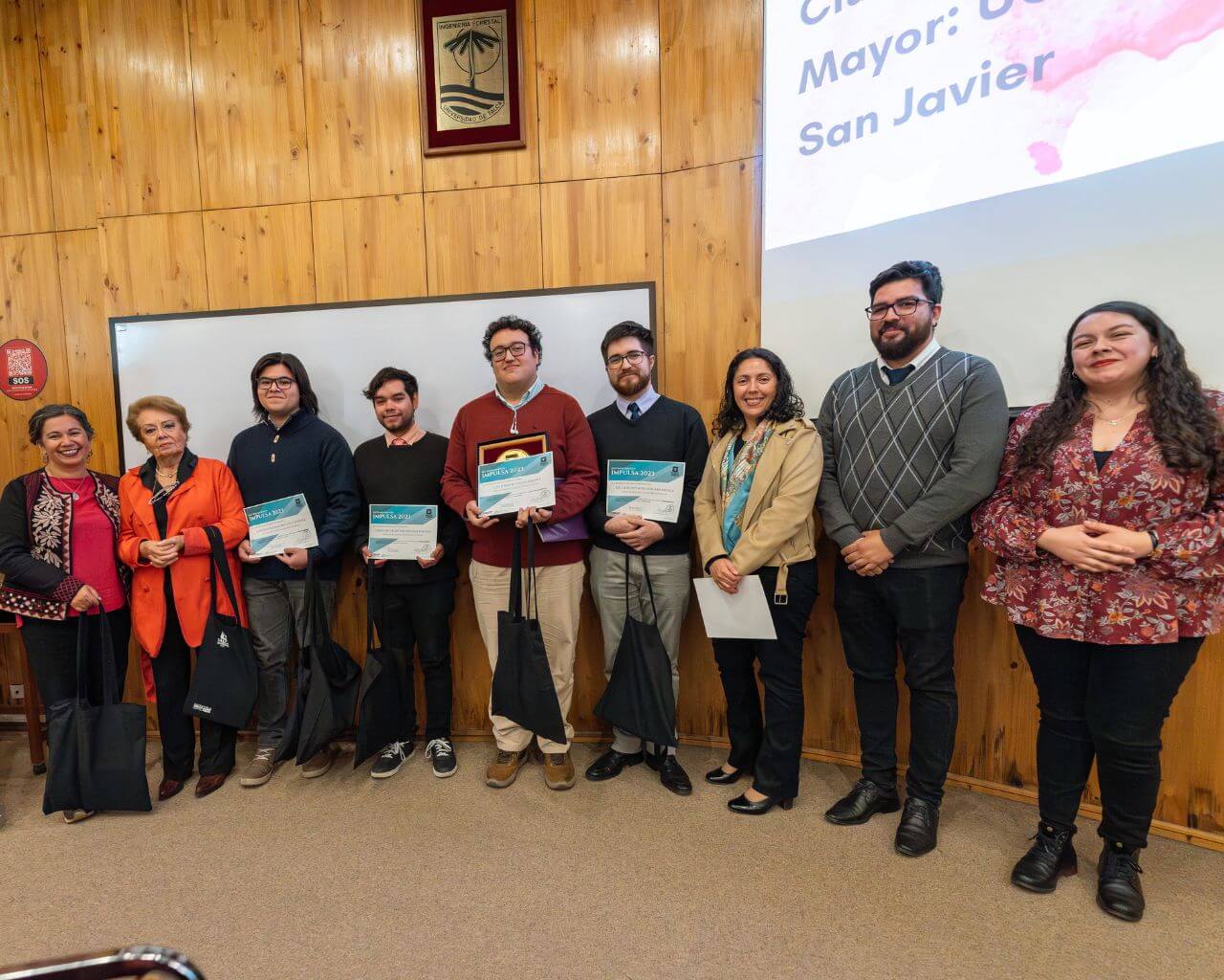 Estudiantes utalinos ganan reconocimiento por curso de alfabetización digital a personas mayores