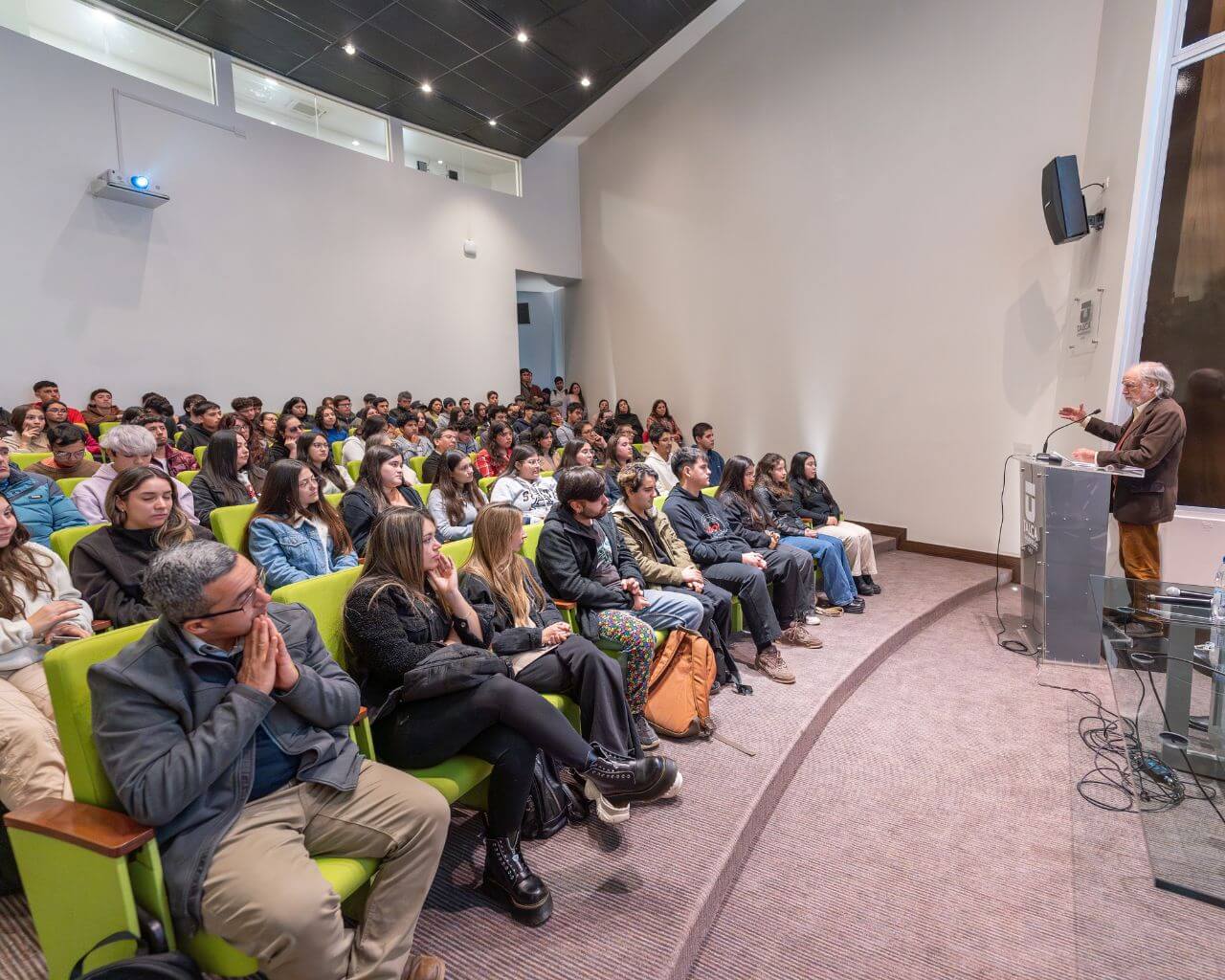 Premio Nacional de Humanidades y Ciencias Sociales dictó conferencia