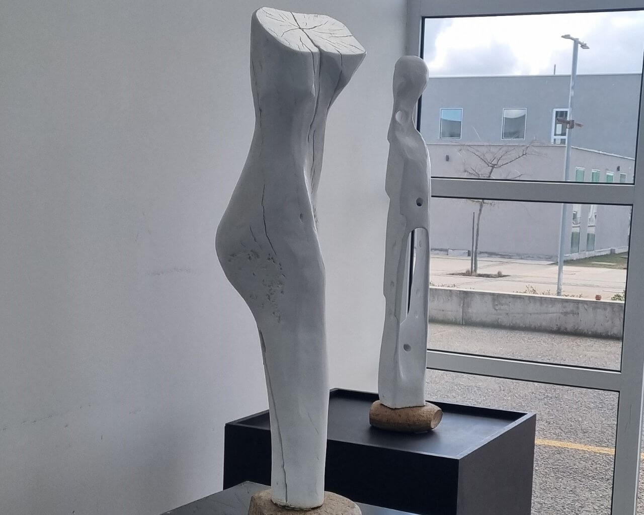 Exhibición de esculturas en Campus Linares