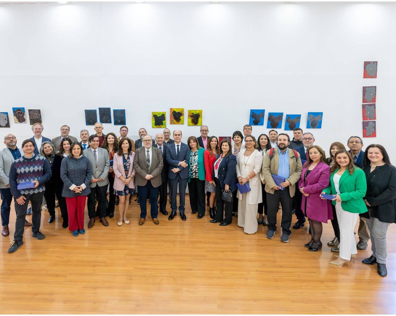 Universidad reconoce trayectoria de funcionarios y funcionarias