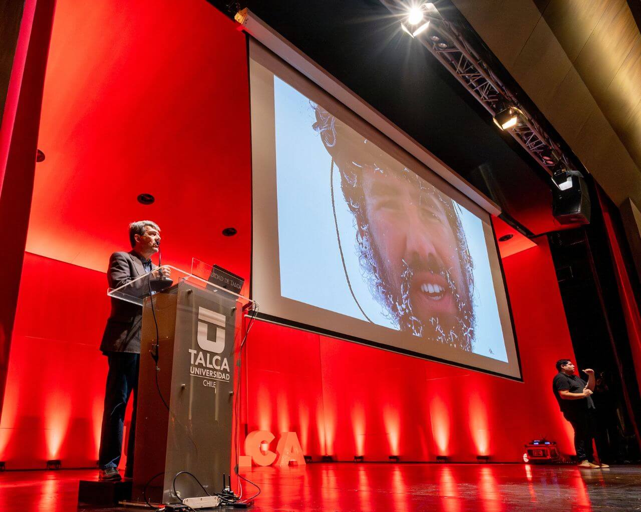 Destacado montañista y académico compartió  sus experiencias en la Universidad