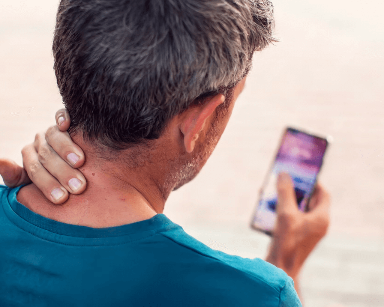 ¿Qué es el síndrome de “cuello de texto” y cómo se relaciona con el uso prolongado del celular?