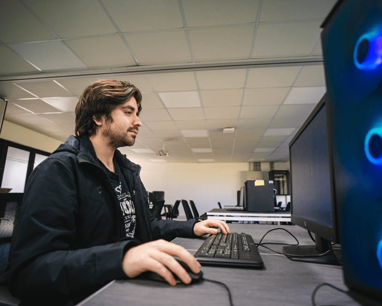 Egresado UTalca es reconocido en la Revista Forbes por su liderazgo en la industria creativa
