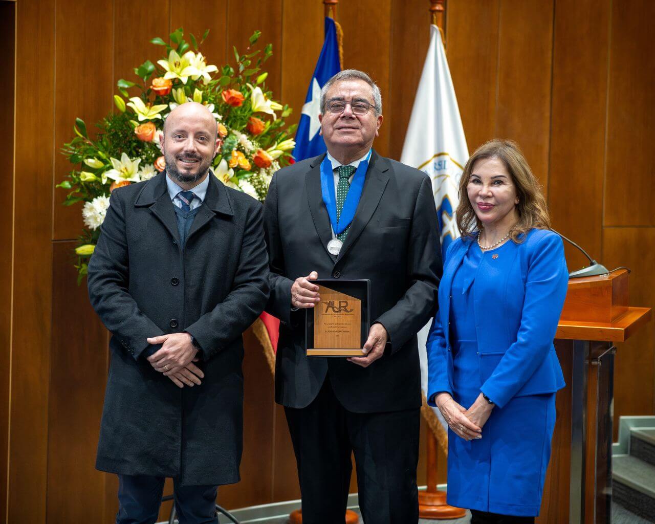 Exrector Rojas recibió distinción por su aporte a las artes y la cultura