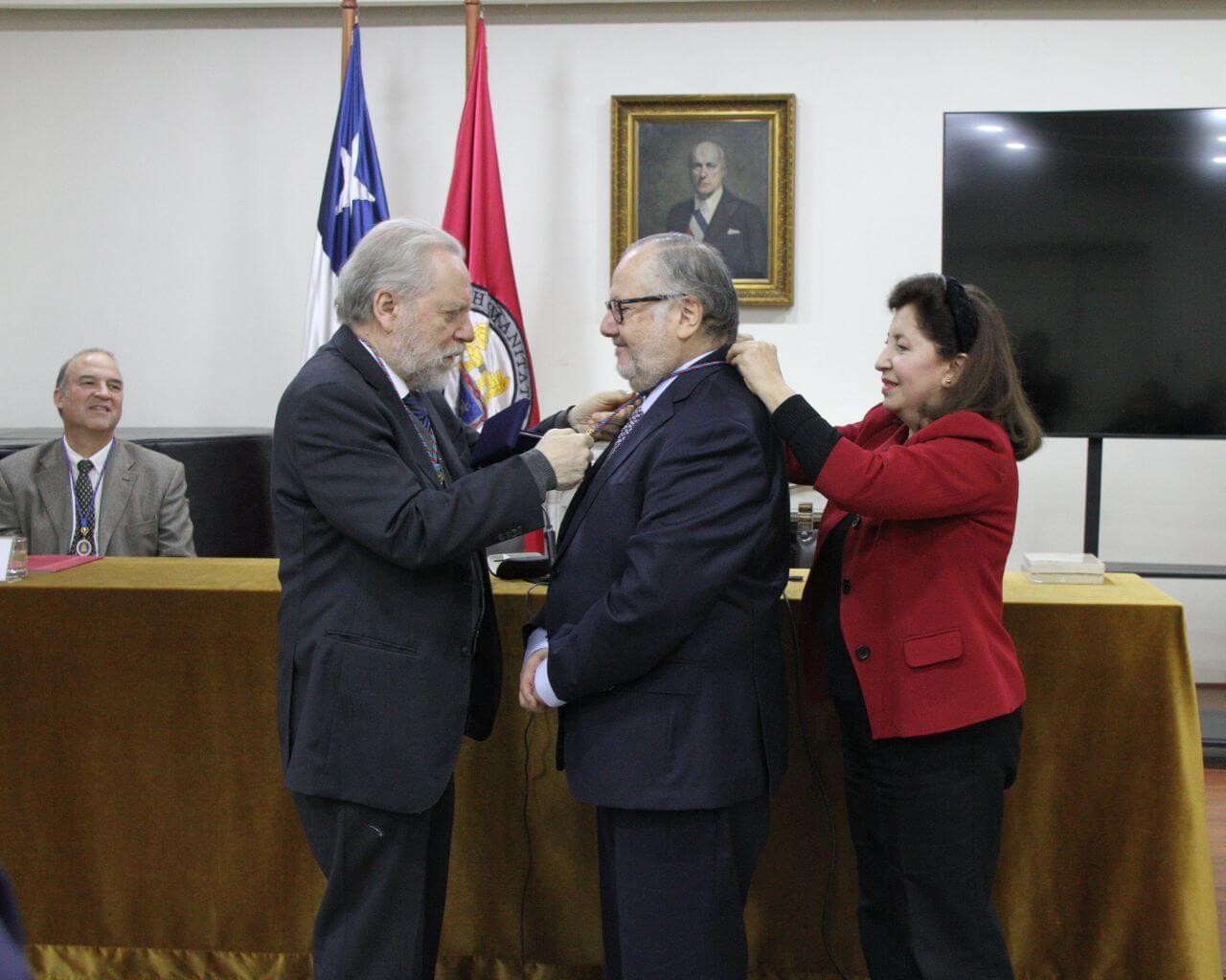 Académico se incorporó como miembro de la Academia Chilena de la Historia