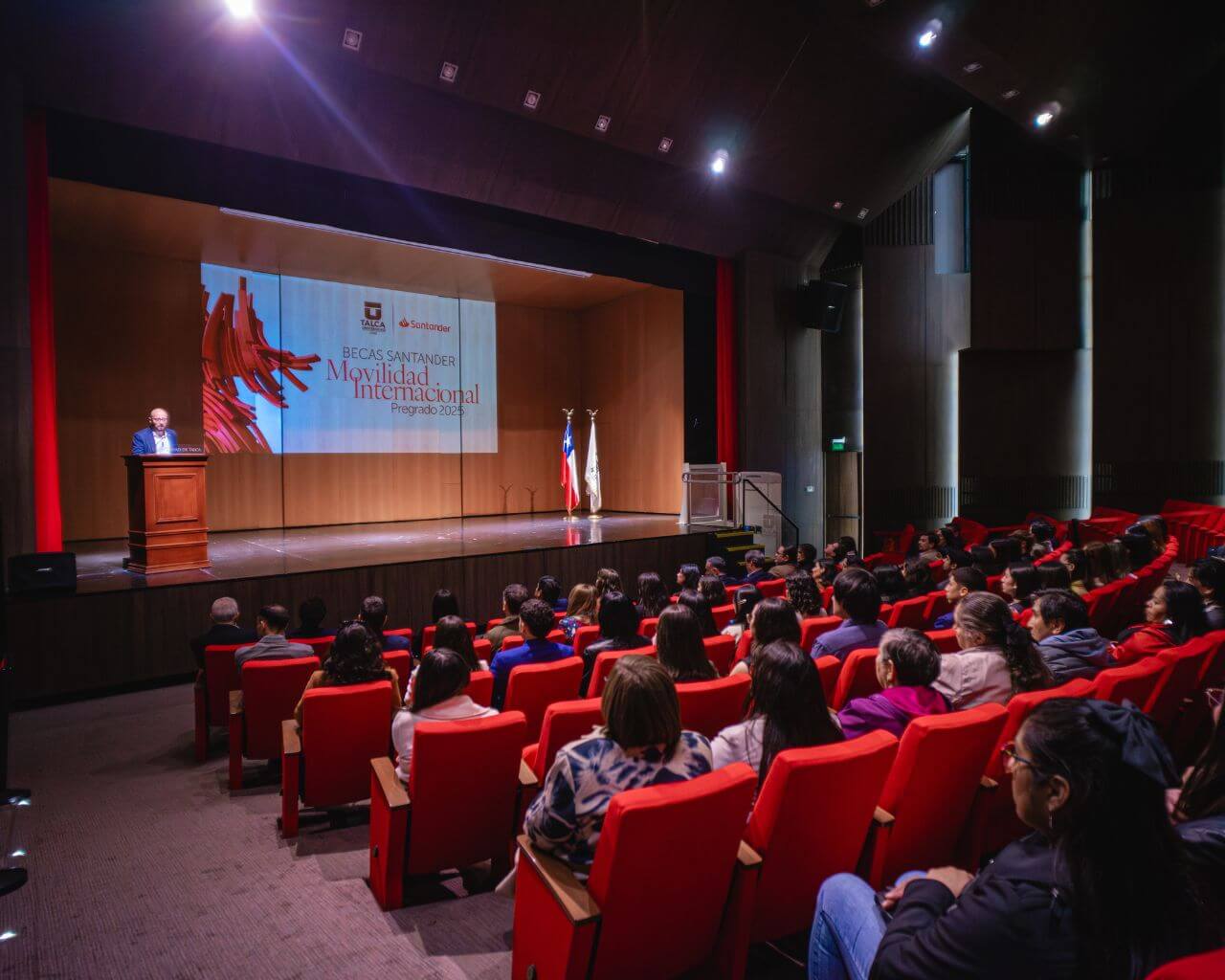 Estudiantes recibieron beca Santander de movilidad internacional