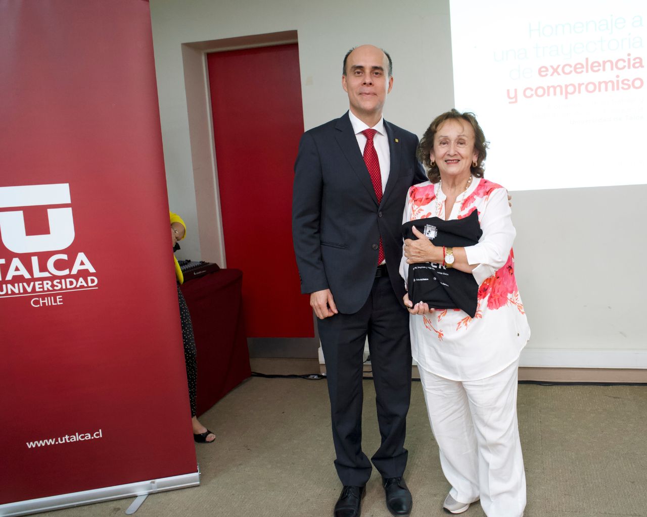 Universidad homenajeó a funcionarios y funcionarias en retiro