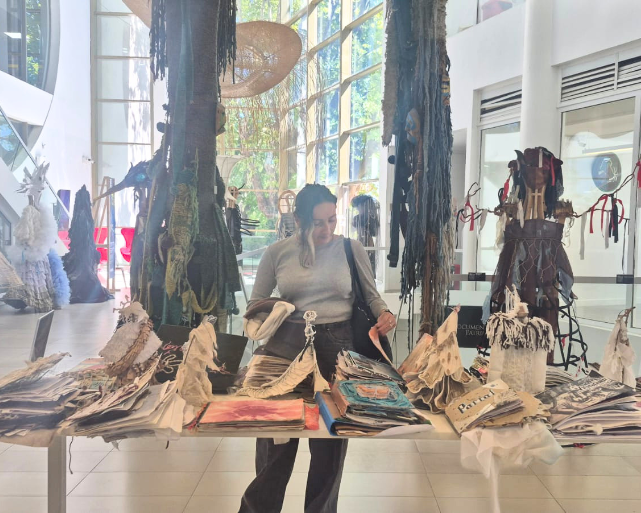 Biblioteca Central aloja exposición “Ancestros del Futuro”