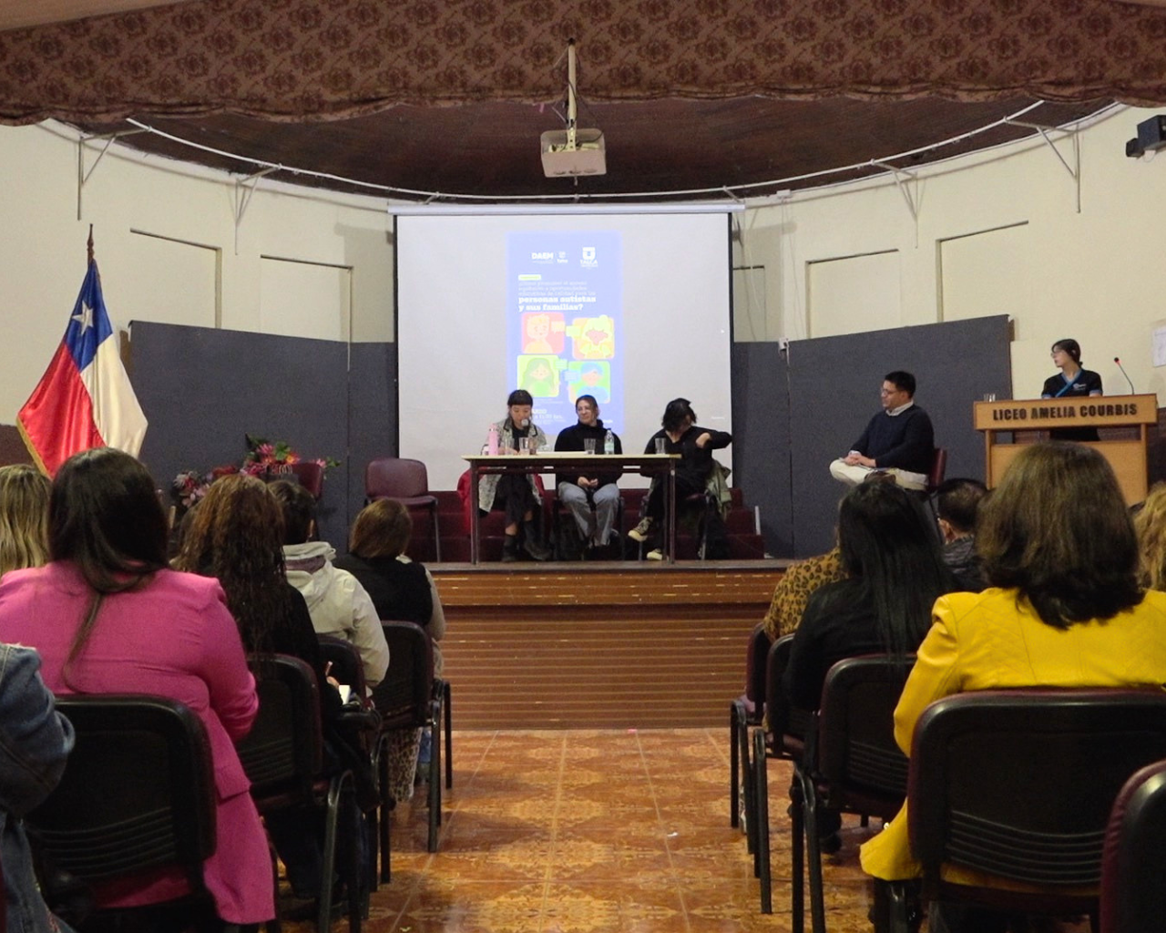 Conversatorio abordó integración de personas autistas