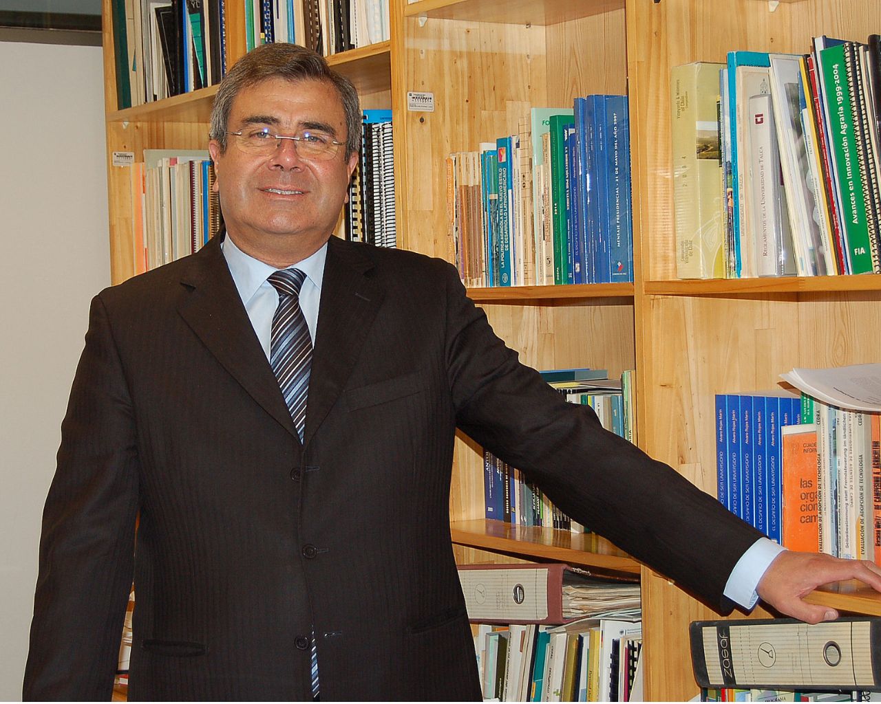 Exrector Álvaro Rojas recibe el Reconocimiento CRUCH 2026