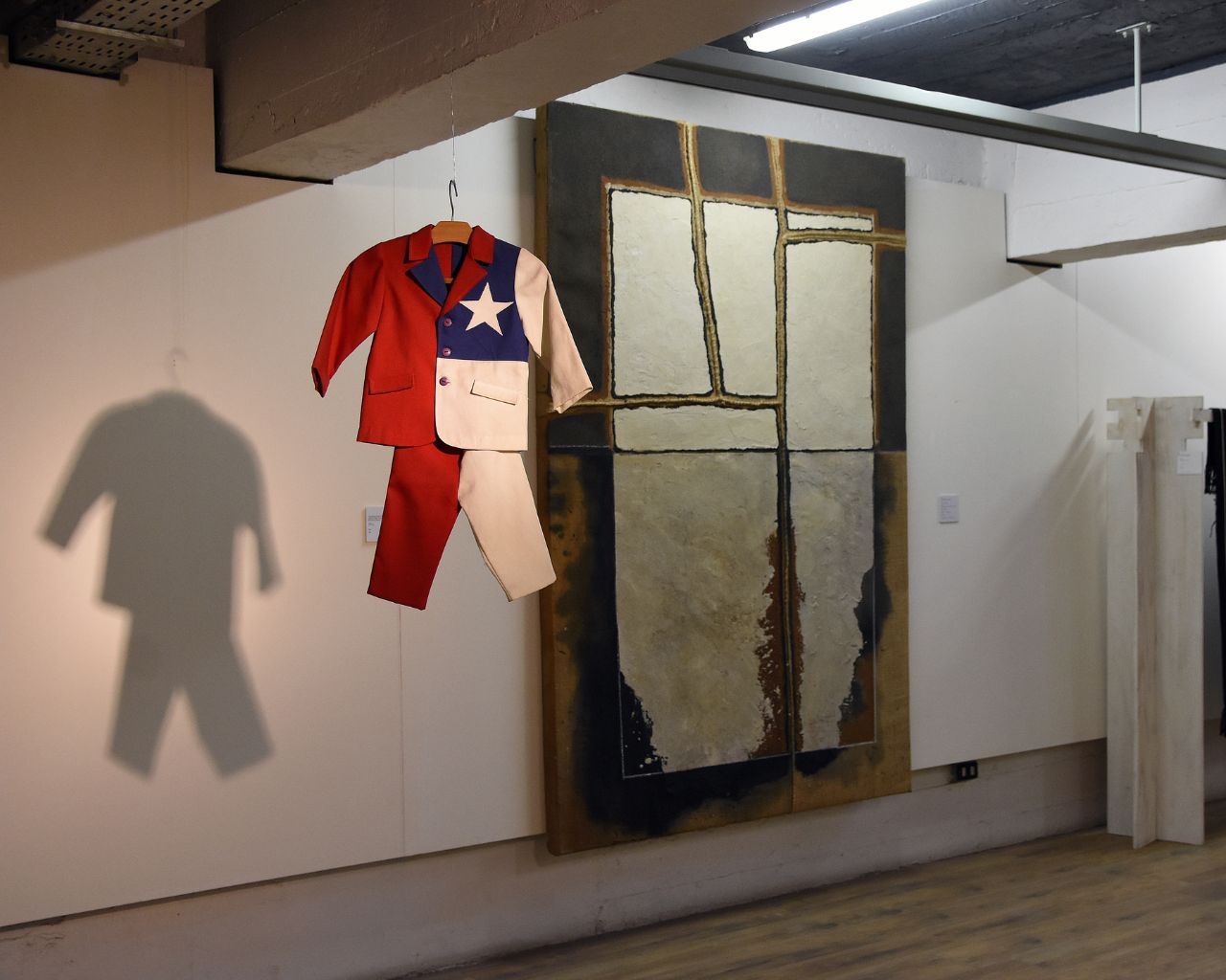 Textiles ancestrales y obras de arte dialogan en nueva exposición
