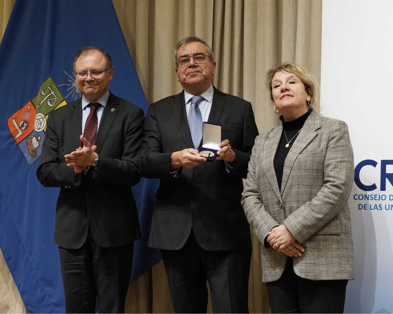 Exrector Álvaro Rojas es distinguido por su trayectoria en la educación superior