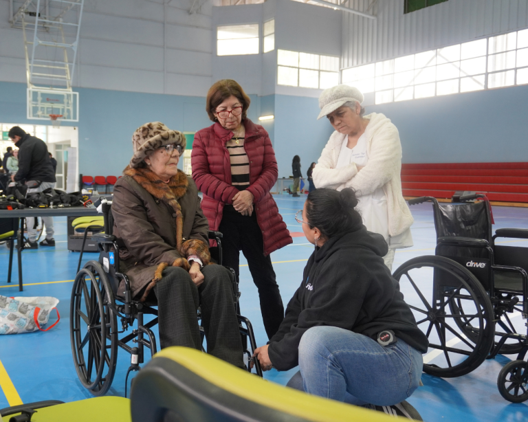 Brindan ayudas técnicas a personas en situación de discapacidad